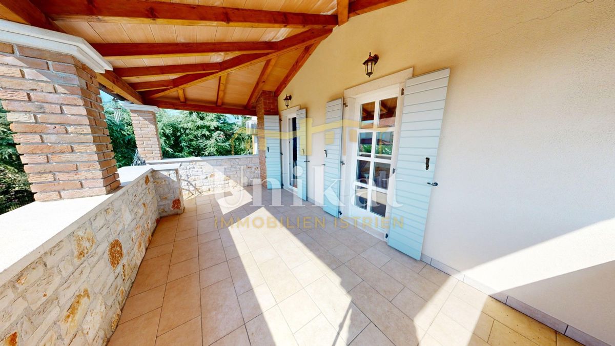 Dvojna hiša z bazenom v istrskem slogu